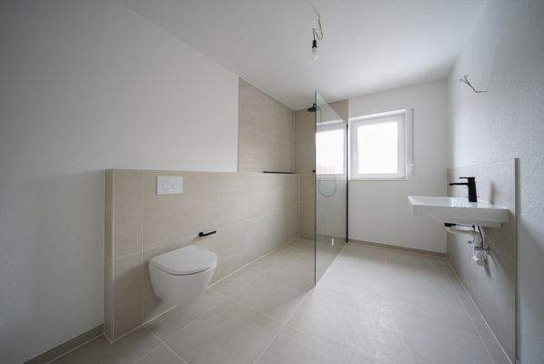 Tageslichtbad mit bodengleicher Dusche