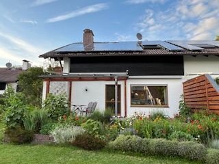 Hausansicht mit Photovoltaik + Terrasse