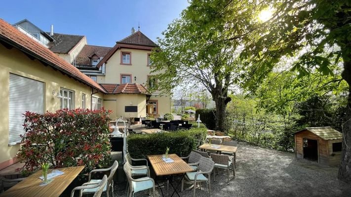 Herrlich begrünter Außenbereich mit Terrasse für Außenbewirtung