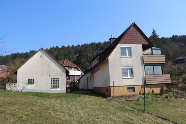 Seitenansicht mit Nebengebäude