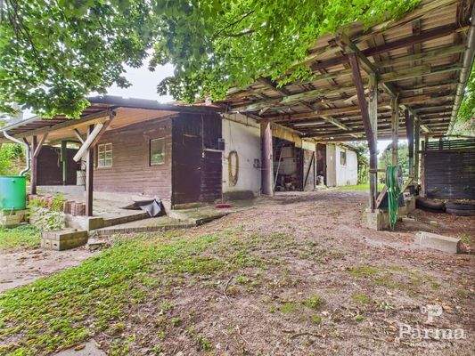 Garten mit Nebengebäude