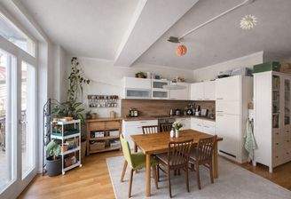 Wohn- und Essbereich mit Balkonzugang