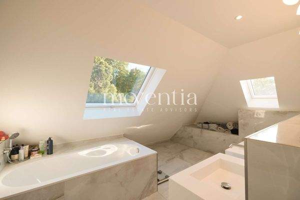 Badezimmer mit Badewanne