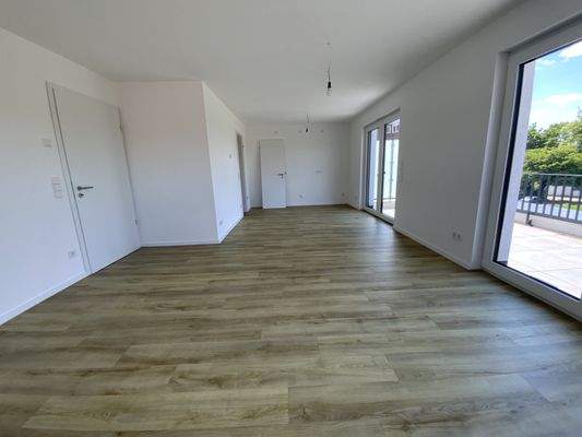 Blick vom Wohnzimmer in den Küchenbereich