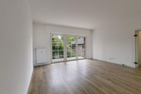 Raum 1, Wohn-Esszimmer mit Blick zum Balkon