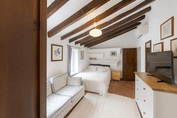 Zweites Schlafzimmer mit Holzbalkendecke