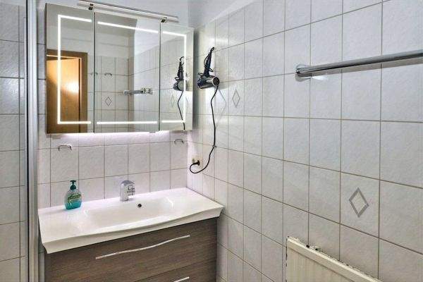 Badezimmer mit Dusche und WC