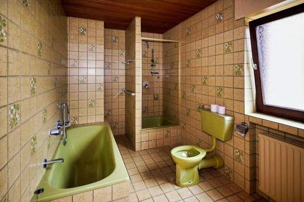 Bad mit Wanne und Dusche