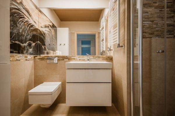 21. Das Bad mit Dusche.jpeg