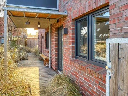 2. Privater Eingang mit überdachtem Sitzbereich.jpg