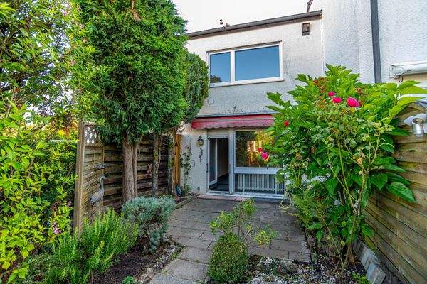 Blick aus dem Garten ins Wohnzimmer