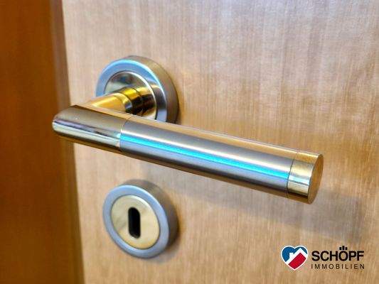 Hochwertige neue Türen mit hochwertigen neuen Beschlägen