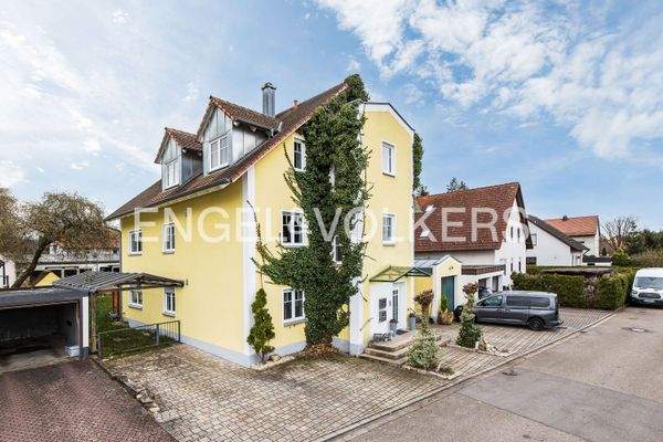 Straßenansicht auf das Zweifamilienhaus mit Ober- 