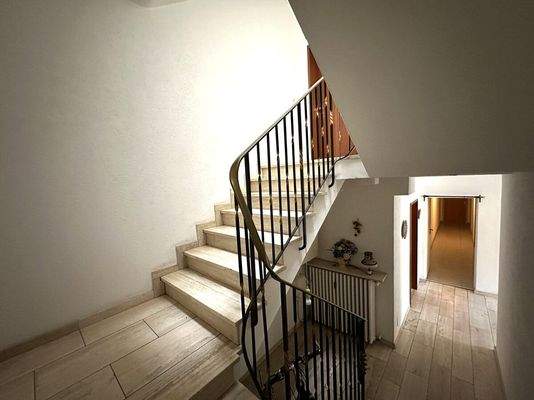 Treppenhaus ins Obergeschoss mit ...