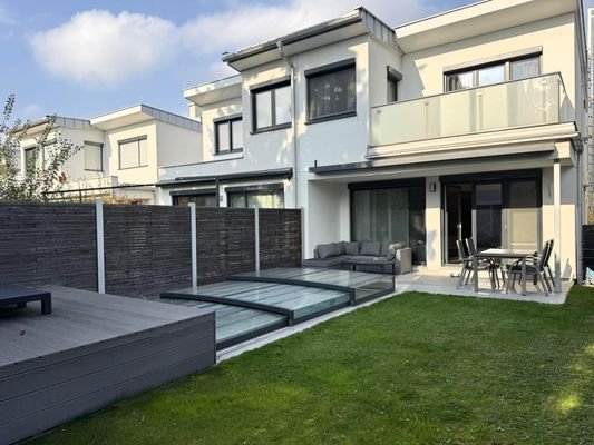 Eigengarten mit abdeckbaren Outdoor-Pool