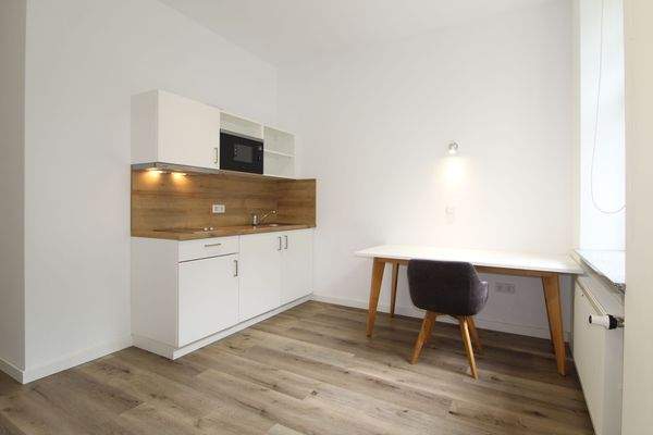 Moderne Küche mit Esstisch