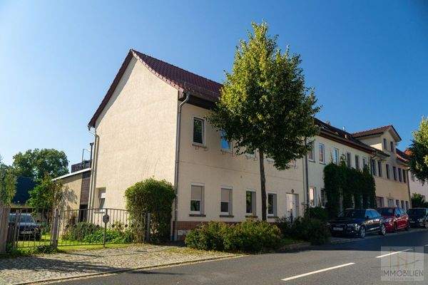 Wohnhaus mit Einfahrtstor