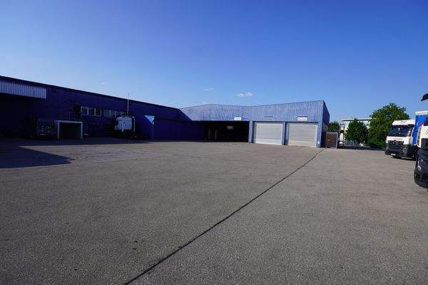 Außenansicht Blickrichtung Waschhalle und Tankstelle