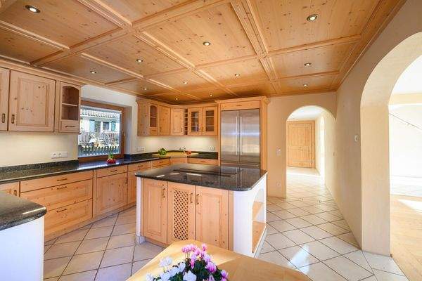 Küche im alpinen Stil mit viel Stauraum