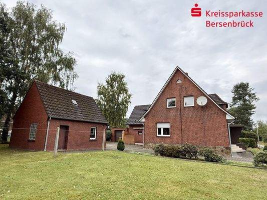 Wohnhaus mit Nebengebäude und Terrasse