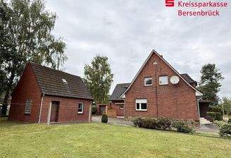 Wohnhaus mit Nebengebäude und Terrasse