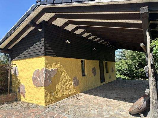 Nebengebäude mit Carport und Weinkeller