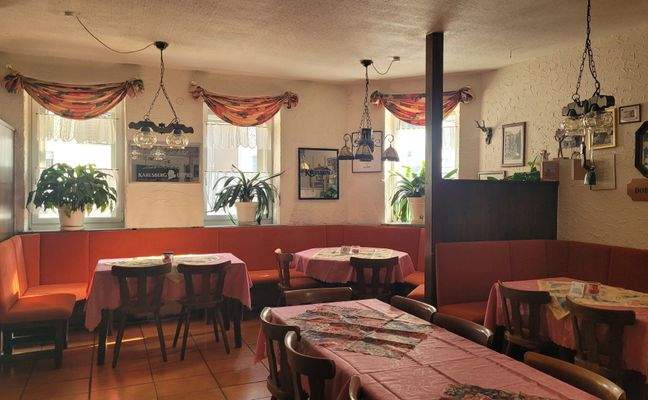 Erdgeschoss Gastraum.jpg