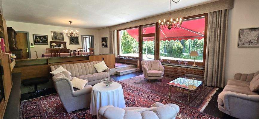 Wohnzimmer mit Blick zum Garten