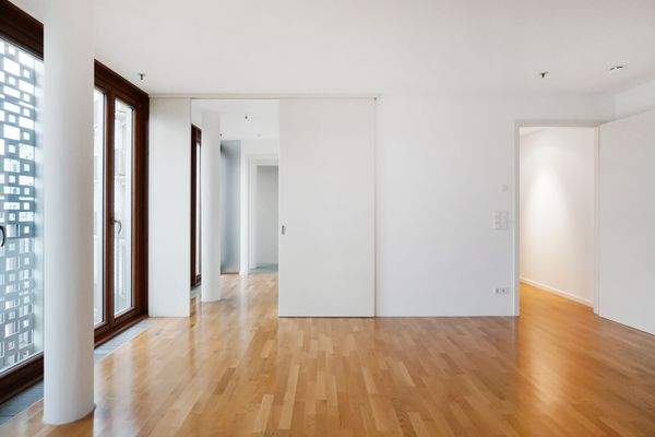 Offene Schiebetür mit Blick in das Schlafzimmer