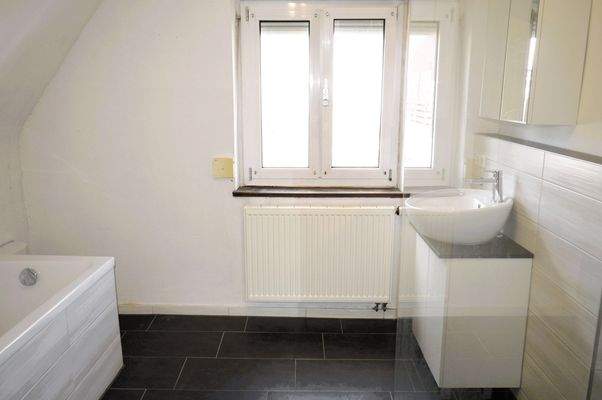 Tageslichtbad m. Wanne u. Dusche