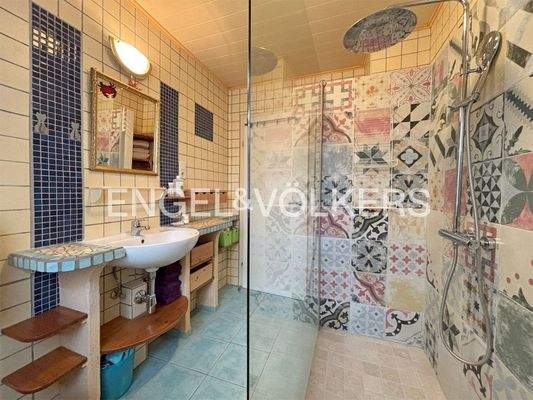 OG Tageslicht-Duschbad mit bodengleicher Dusche