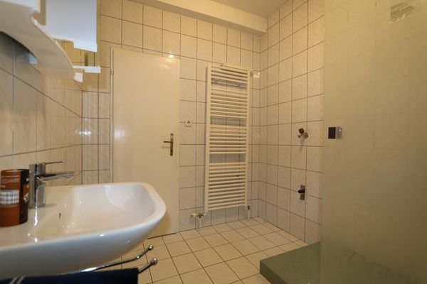 Bad mit Dusche, WC und Waschmaschinenanschluss