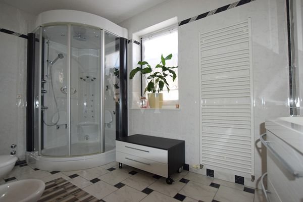 BADEZIMMER ERDGESCHOSS II