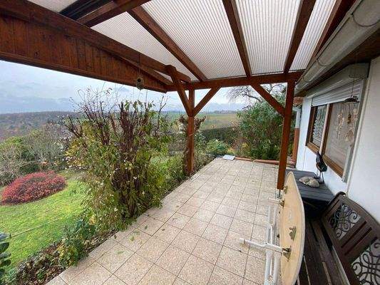große Terrasse mit teilw. Überdachung.jpg