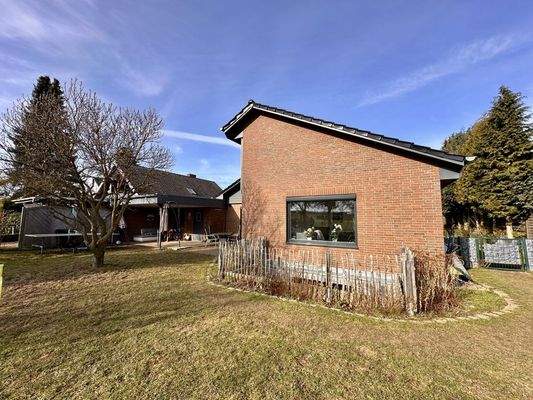 Garten, Terrasse und überdachter Sitzplatz