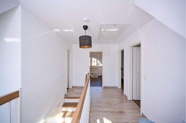 Freundliche Diele mit Zugang zu den Schlafzimmern