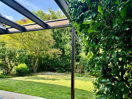 Teil überdachte Terrasse und Garten