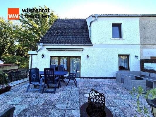 Haus hinten und Terasse