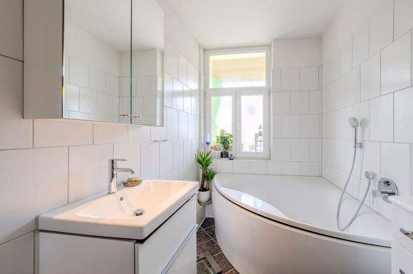 Tageslichtbad mit Eckbadewanne