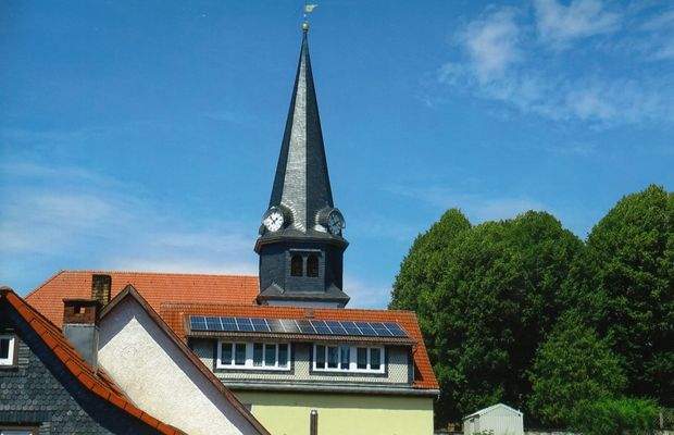 Fensterausblick auf die Viernauer Kirche