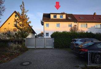 Hausansicht mit Stellplätzen