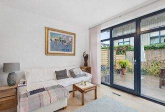 Wohnbereich mit Blick zur Terrasse