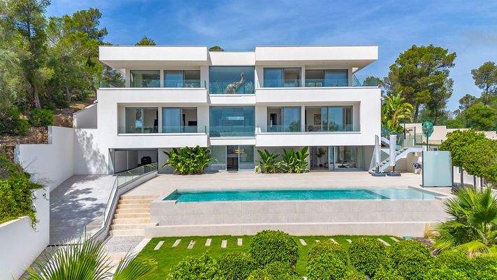 Luxusvilla mit Pool und fantastischem Meerblick in Palmanova