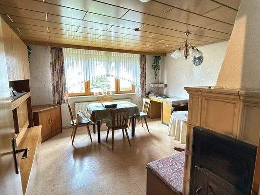 Wohnzimmer mit Kachelofen im EG