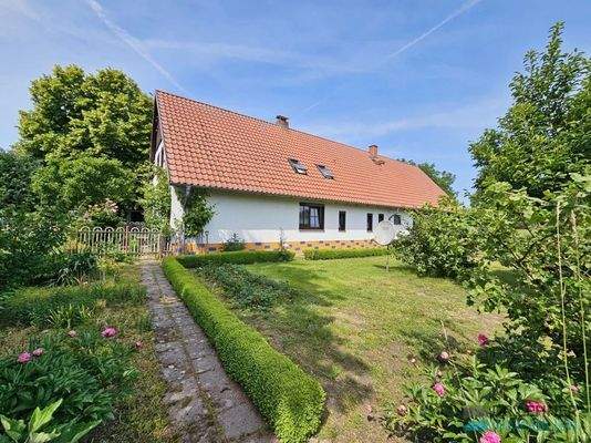 Seitenansicht mit Garten