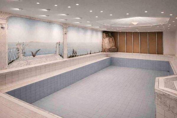 Großzügiger Indoor-Pool mit besonderer Beckentiefe