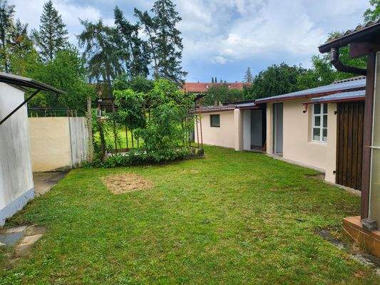 Garten mit Nebengebäuden.jpg