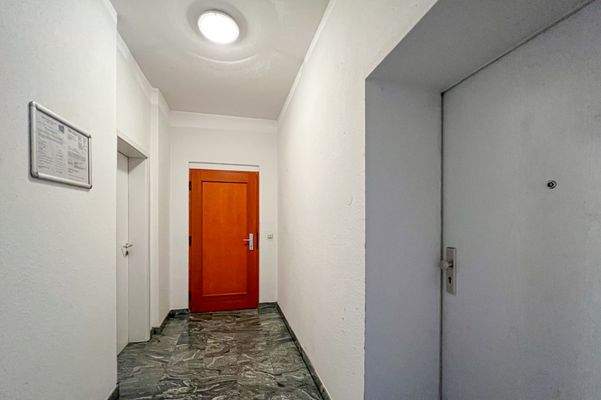 Hausflur im EG mit Hintereingang und 2. WC Gewerbeeinheit