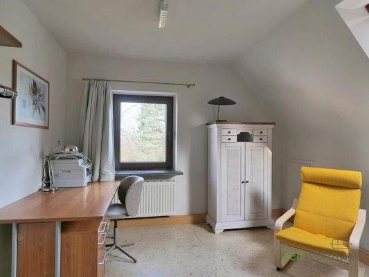 Schreibtisch und Kleiderschrank