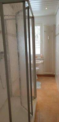 Bad mit Dusche und Fenster (Foto vor Neuvermietung 2020)